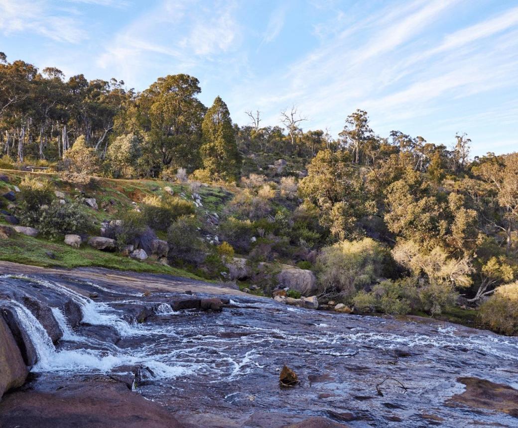 Mahogany Inn And Distillery Mahogany Creek Bagian luar foto